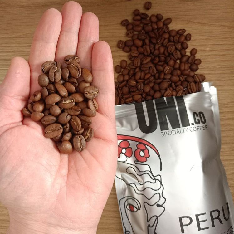 Hand of Alan Petasecca Donati Peru Cedarwood Estate specialty coffee beans - UNICO Specialty Quality